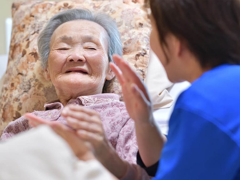 お年寄りの一人暮らしの地域コミュニティの活用法